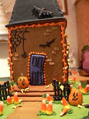 Halloween gingerbread house Gingerbread City, Ginger Halloween, Gingerbread House Template Printable, Gingerbread House Pictures, Haunted Gingerbread House, Halloween Gingerbread House, Halloween Gingerbread, Halloween Torte, Cracker House