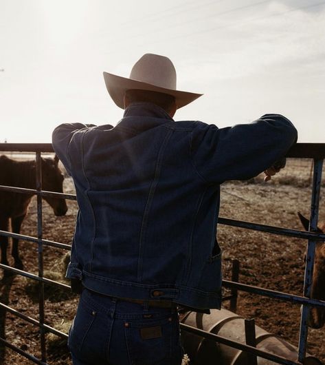 Cowboys Asethic, Man Riding Horse Aesthetic, Spanish Cowboy Aesthetic, Faceless Cowboy Aesthetic, Rancher Aesthetic Man, Texas Cowboy Aesthetic, Southern Man Aesthetic, Cowboy Remus, Country Man Aesthetic