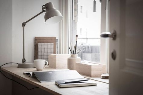 Improvised desk in a window sill Window Desk, Modern Home Offices, Small Workspace, Coco Lapine Design, Funny Home Decor, Minimalist Home Interior, Quote Decor, Timex Watches, Workspace Inspiration