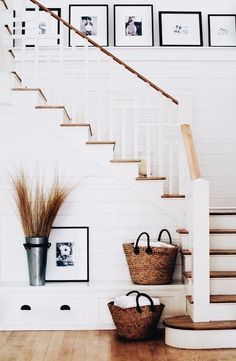 Gorgeous staircase! Farmhouse Staircase Decor, Modern Farmhouse Staircase, Rustic Farmhouse Interior, Farmhouse Staircase, تحت الدرج, Staircase Decor Ideas, Diy Staircase, Interior Design Minimalist, Farmhouse Entryway