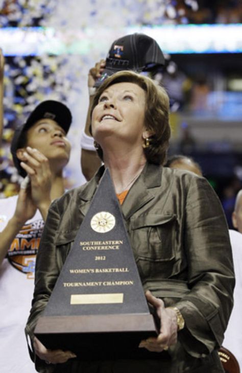 Pat Summitt - Pat Summitt, winningest coach in Division I college basketball, dead at 64 - Pictures - CBS News Tn Vols Football, Lady Vols Basketball, Tn Girl, Pat Summitt, Tennessee Football, Basketball History, Rocky Top, Knoxville Tennessee, Duke Basketball