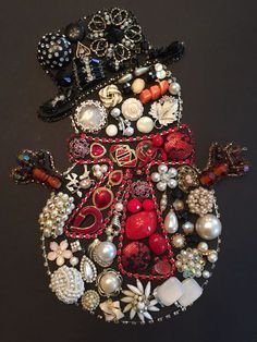 I've seen numerous xmas tree pictures made from old costume jewelry but I've never seen anything like this cute snowman!  #junkart #upcycled Jewelry Snowman, Christmas Prompts, Button Snowman, Mirror Decorations, Dream Jar, Diy Schneemann, Snow Crafts, Jewerly Art, Jewel Art