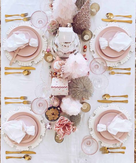 20+ Gorgeous Christmas Table Setting Ideas For An Unforgettable Holiday Pink Christmas Table Setting, Pink Christmas Table, Pink Wonderland, Rose Gold Christmas Decorations, Dinner Christmas, Wonderland Christmas, Christmas Table Setting, Silver Christmas Decorations, Christmas Backgrounds