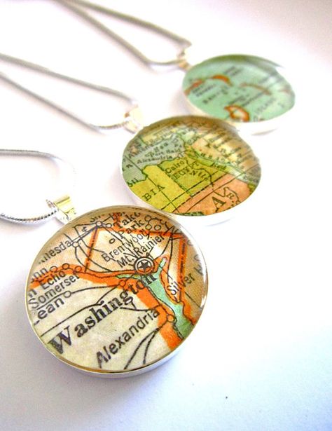 Diy Bracletes, Diy Maps, Nice Map, Atlas Art, Resin Jewlery, Map Pins, Map Crafts, Map Jewelry, Diy Collier