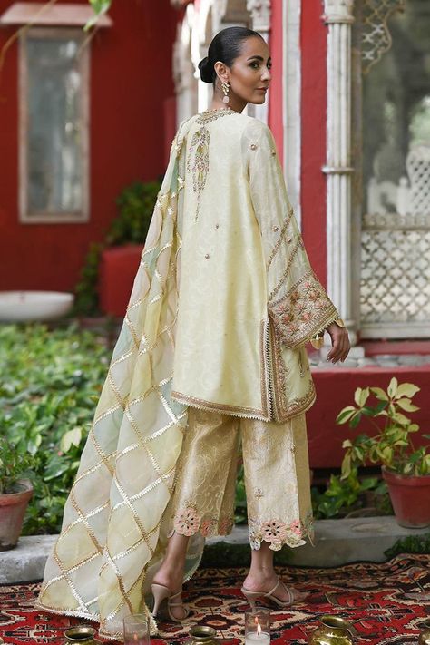 Salwar Design, Sania Maskatiya, Kurti Embroidery, Dressing Ideas, Pakistani Suit, Punjabi Outfits, November Wedding, Salwar Kamiz, Gold Brocade