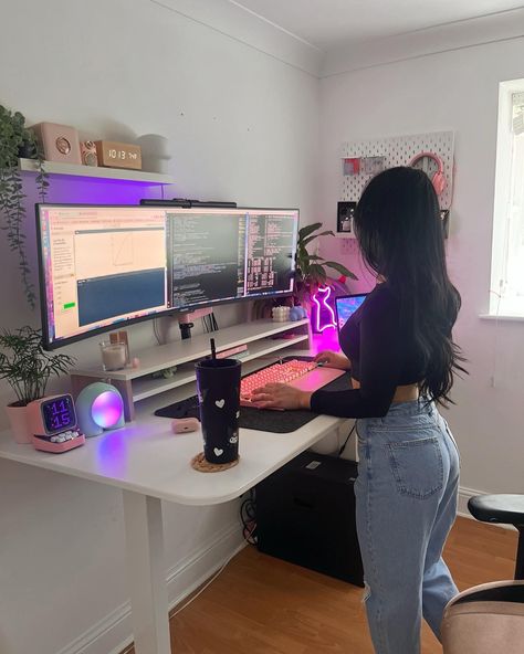 Clean Desk Setup Aesthetic, Workstation Office Workspace, Tech Girl Aesthetic, Women In Tech Aesthetic, Code Motivation, Programming Aesthetic, Programmer Girl, Computer Scientist, Learn Computer Science