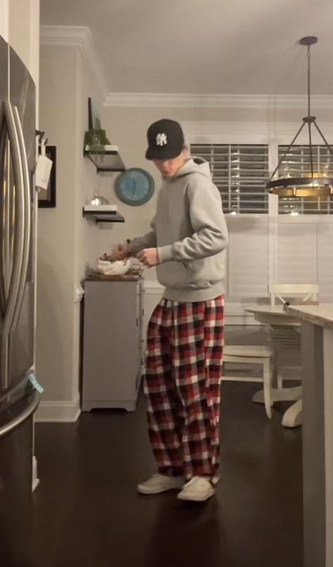 Comfy Outfits Lazy Men, School Outfits Men Summer, Plaid Pajama Pants Outfits Aesthetic, Lazy Home Outfits, Sleep Outfit Aesthetic, Hk Outfit, Pajama Pants Outfit, Comfy Outfits Lazy, Righteous Gemstones