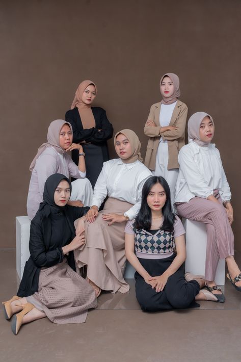 Outfit Foto Studio, Studio Photo Ideas, Poto Studio, Group Pose, Group Photo Poses, Group Picture Poses, Neon Photography, Pre Wedding Photoshoot Outdoor, Group Poses