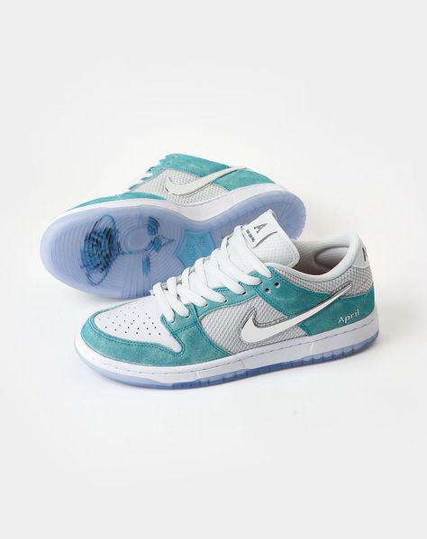 Nike Sb Low, Sb Dunks, Trendy Shoes Sneakers, Nike Fashion Shoes, All Nike Shoes, Shoes Outfit Fashion, Nike Shoes Jordans, Cute Nike Shoes, Hype Shoes