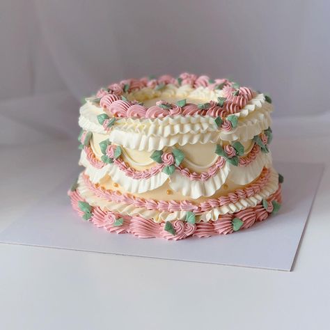 Vintagey frilly lemon and raspberry cake inspired by my customer’s gorgeous vintage tableware🍽🍋🎀 Cake Minimalist, Lemon And Raspberry, Vintage Pasta, Tårta Design, Minimalist Cake, Bolo Vintage, Birthday 30, Vintage Birthday Cakes, Pastel Cakes