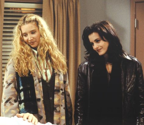 Phoebe and Monica 1x11 Phoebe And Monica, Phoebe Buffay Outfits, Monica Friends, Friends Season 1, Friends Phoebe, Magazine Spread, Courtney Cox, Friends Cast, Friends Season