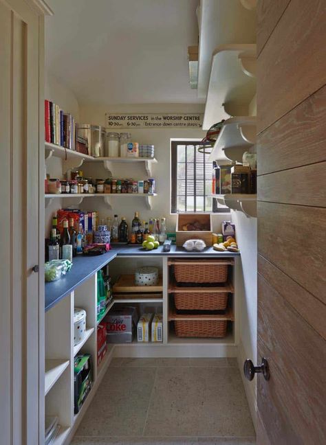 Walk In Larder, Interior Design Country, British Interior Design, Bathroom Downstairs, House Pantry, Dream Pantry, Pantry Inspiration, Kitchen Larder, Pantry Room