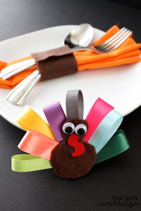 Turkey Napkin Rings. Believe it or not, this napkin ring also doubles as a hair clip #thanksgiving #thanksgivingcrafts #thanksgivingideas Hair Clips Tutorial, Turkey Napkin Rings, Thanksgiving Crafts Decorations, Turkey Napkins, Thanksgiving Napkin Rings, Fun Thanksgiving Crafts, Thanksgiving Turkey Craft, Thanksgiving Crafts Diy, Easy Thanksgiving Crafts