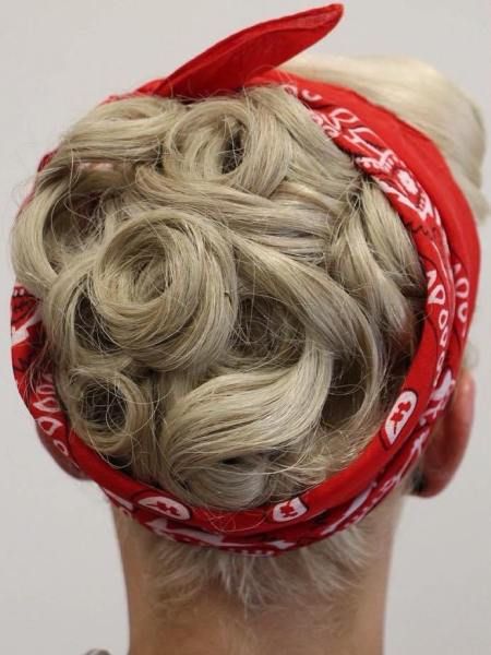 Vintage Pin Curls Updo For Shorter Hair Pin Curls Long Hair, Long Hair Vintage, Pin Curls Short Hair, Pin Curl Updo, Curls Long Hair, Cabelo Pin Up, Rockabilly Hairstyles, Retro Updo, Curled Updo