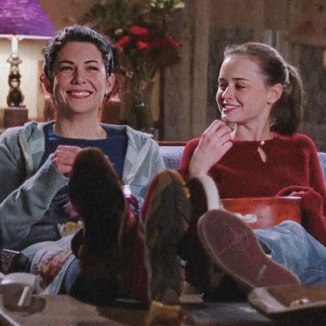 Lorelai And Rory Gilmore Aesthetic, Golmore Girls Aesthetics, Gilmote Girl Aesthetic, Love In Movies Aesthetic, Gilmore Girl Fall Aesthetic, Gilmore Girls Spotify Cover, Gilmore Girls Aesthetic Poster, Gilmore Girls Asthetics, Rory And Lorelai Aesthetic