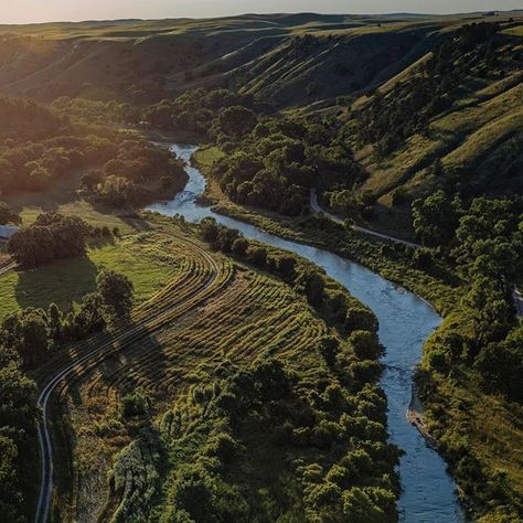 Photo by @randyolson Niobrara River Outside Valentine NE - The winner of the water jackpot from the Ogallala aquifer is Nebraska. It is the only place you can see fossil water at the surface - on the Niobrara, Calamus, Platte and other rivers. As well as spring fed pools on the Niobrara wildlife refuge and elsewhere. @natgeo @natgeocreative @thephotosociety Chimney Rock Nebraska, Valentine Nebraska, Nebraska Sandhills, Natural Beauty Photography, Chimney Rock, Oregon Trail, The Winner, Nature Travel, Nature Beauty