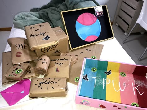 Birthday gift Harry styles Harry Styles Birthday Present Ideas, Harry Styles Gift Box Ideas, Harry Styles Gift Basket, Harry Styles Birthday Present, Harry Styles Birthday Gift Ideas, 1d Gift Ideas, One Direction Birthday Gifts, Gifts For Harry Styles Fans, Harry Styles Diy Gift