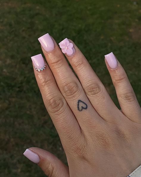 Basic Short Acrylic Nails Pink, Cute Short Nails With Flowers, Short Acrylic Nails With Acrylic Flower, Short Pink Nails With Flower Design, Pink Nails Birthday Short, Flowers On Nails Acrylic, Short Pink Sets Nails, Short Acrylic Nails Natural Pink, Pink Nail Designs Natural Nails