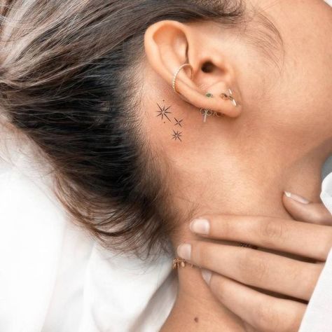 Tatouages discrets : 24 idées de motifs faciles à cacher Star Tattoos Behind Ear, North Star Tattoos, Behind Ear Tattoos, Tattoo Behind Ear, Neck Tattoos Women, Petite Tattoos, Inspiration Tattoos, Star Tattoo, Cute Tattoos For Women