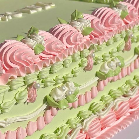 Zi Sweet on Instagram: “A cutesy cottage garden sheet cake 🌷🌸🧚🏼‍♀️ • • • • #vintagecake #cakedecorating #cakedesign #cakeart #cakecakecake #vintagecakes…” Vintage Sheet Cake Design, Fairy Sheet Cake, Garden Sheet Cake, Full Sheet Cake Designs, Vintage Sheet Cake, Sheet Cake Decorating, Lambeth Cakes, Sheet Cakes Decorated, Garden Birthday Cake