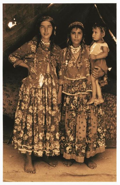 Tsiganes en Roumanie Romani Clothing, Roma People, Vintage Circus, Folk Costume, Cabaret, Traditional Dresses, Traditional Outfits, A Child, Caravan