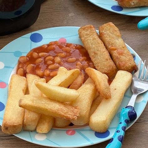 Fish Fingers, Fish Fingers And Chips, Air Fried Fish, Easy Teas, Fish Finger, Small Meals, Fried Fish, Baked Beans, Cheap Meals