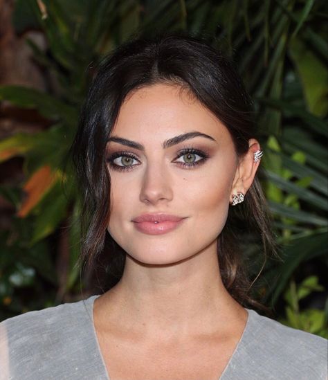 Deep Winter Wedding Makeup, Phoebe Tonkin Makeup, Pheobe Tonkin Makeup, Green Eyes Celebrities, Brown Hair Blue Eyes Celebrities, Green Eye Celebrities, Celebrities With Green Eyes, Phoebe Tonkin Eyebrows, Winter Wedding Makeup