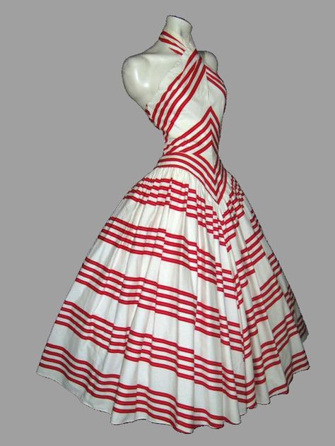 50's summer chevron halter. Beautiful! Red And White Dress, Afrikaanse Mode, Look Retro, Retro Mode, 50s Dresses, Moda Vintage, Look Vintage, 50s Fashion, 1950s Fashion