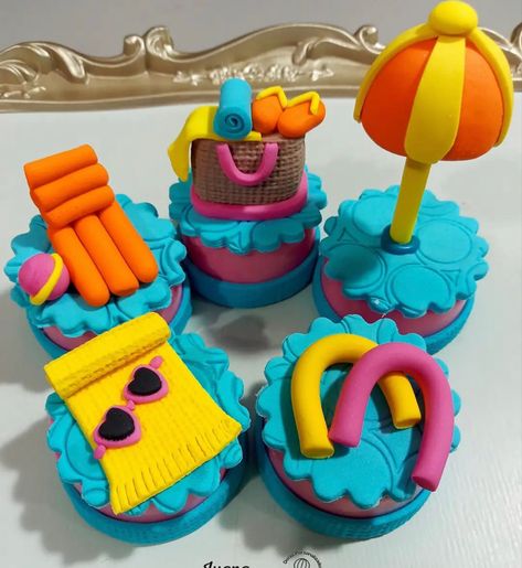 Barbie Pool Party Cupcakes, Pool Party Treats, Barbie Cupcakes, Surf Birthday Party, Barbie Pool Party, Flamingo Pool Parties, Surf Birthday, Summer Cupcakes