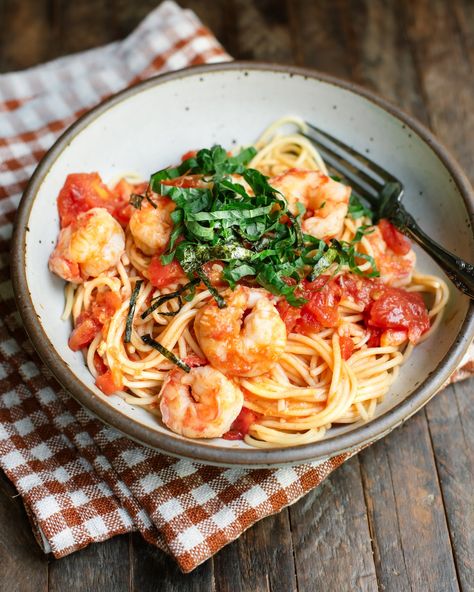 Tomato Prawn Wafu Pasta (Japanese-style pasta) — saltnpepperhere Wafu Pasta, Dashi Powder, Shiso Leaves, Spot Prawns, Japanese Rice Bowl, Dried Chili Peppers, Cooking Tomatoes, Pasta Pot, Tomato Pasta