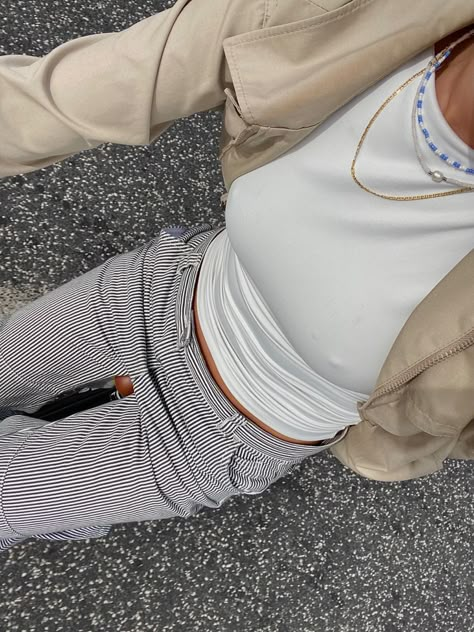 Striped Jeans Outfit Winter, Striped Cargo Pants Outfit, Stripped Pants Women Outfit, Stripped Trousers Outfit Women, Stripped Pants Outfit Women, Stripped Jeans Outfit, Stripe Jeans Outfit, Stripe Trousers Outfit, Stripped Pants Outfit