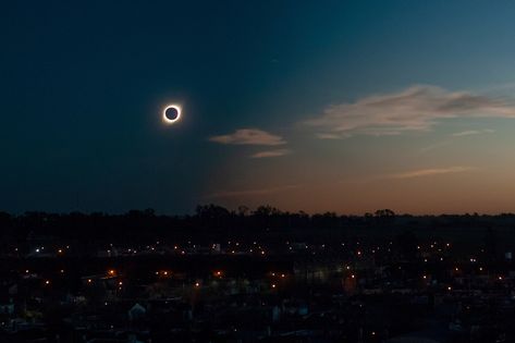 Eclipse Photography, Solar And Lunar Eclipse, Eclipse Solar, Path Of Totality, Moon Pictures, Total Solar Eclipse, The Eclipse, Landscape Background, Easter Island