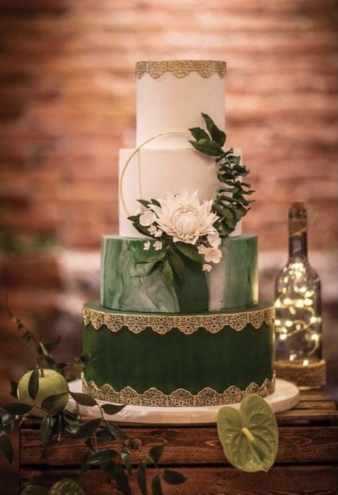 Tropical Sweet 16, Cake Wreath, Wedding Cake Marble, Cake Greenery, Cake Marble, Wedding Cake Greenery, Green And Gold Wedding, Cake Rustic, Green And White Wedding