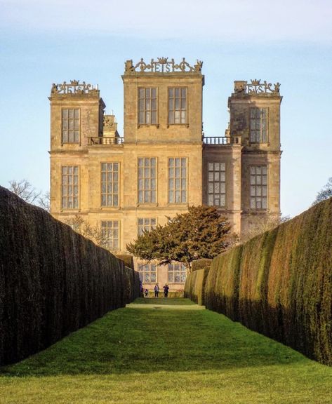 Hardwick Hall Ashton Aesthetic, British Mansion, Hp Wallpaper, Malfoy Manor, Elizabethan England, Roadtrip Ideas, Hardwick Hall, Uk Countryside, Incandescently Happy