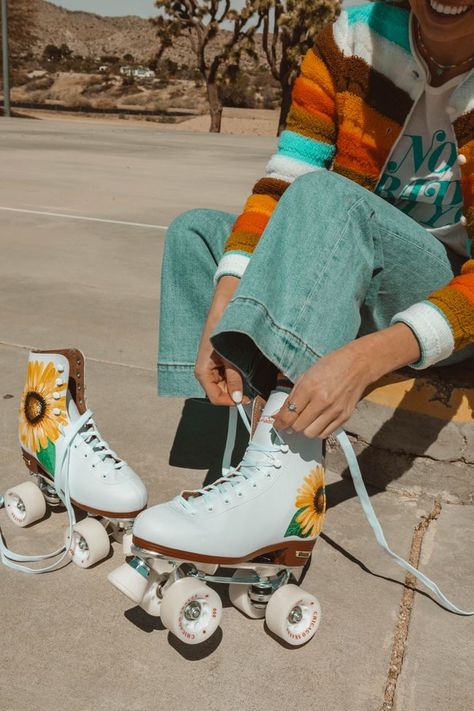 Roller Skating Aesthetic, Skater Girl Aesthetic, Roller Skating Outfits, Skate Aesthetic, Retro Roller Skates, Skating Aesthetic, Roller Skate Shoes, Roller Shoes, Roller Skaters