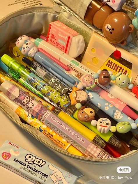 School Bag Decoration Ideas, Studying Accessories, Id Aesthetic, Cute Stationery Aesthetic, Pencil Cases For School, Cute School Supplies Aesthetic, Anime Stationary, Stationary Pal, Book And Bed