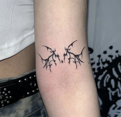 Grunge Tattoos For Women, Butterfly Tattoo Finger, Deftones Tattoo, Tattoo Ideas For Female, Cybersigilism Tattoo, Wrist Bracelet Tattoo, Tattoos Butterfly, Tattoos Henna, Grunge Tattoo