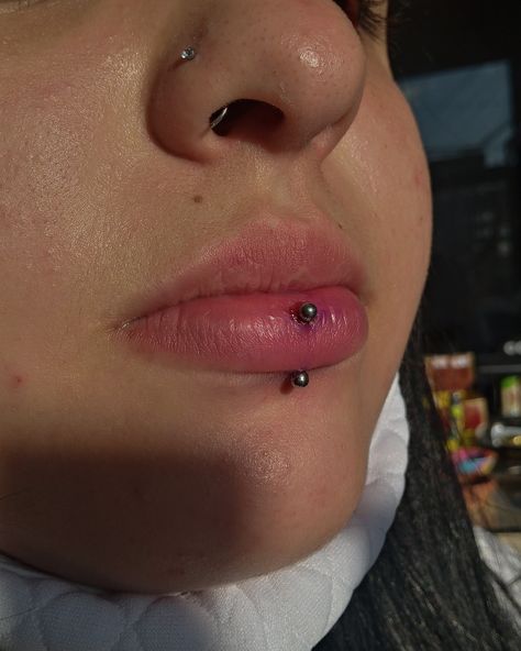 Piercings Boca, Piercing Vertical Labret, Piercing Boca, Frenulum Piercing, Labret Vertical, Vertical Labret Piercing, Vertical Labret, Piercing Labret, Cool Piercings