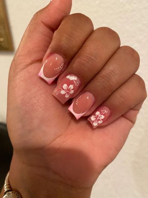 Short Nail Designs With French Tips, Cute Short Gel Nails Summer Square, Short Acrylic Nails With Flower Design, Square Nails Ideas French Tip, Pink Short Nails Ideas Summer, Nails Inspiration Summer Square, Summer Nails Pink Flowers, Nail Art Designs Summer Square, Simple Nails With Flowers