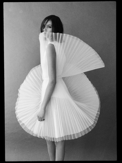 davidlaport.com Architectural Fashion, Cristobal Balenciaga, Origami Architecture, Sculptural Fashion, Design Textile, 인물 사진, Black & White, Fashion Details, Costume Design