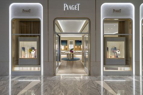 Jewelry Store Displays, Jewelry Store Interior, Retail Facade, Shop Facade, Modern Apartment Design, Jewelry Store Design, Jewellery Shop Design, Luxury Closets Design, Showroom Interior Design