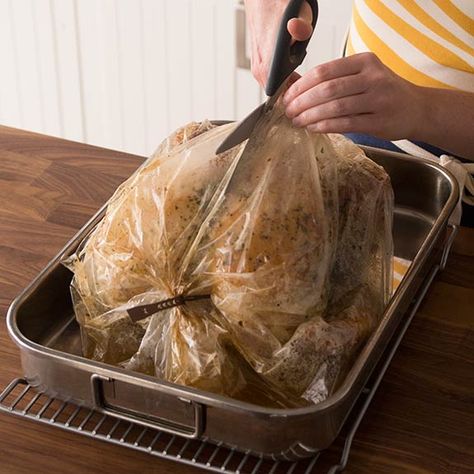 Turkey Recipes Thanksgiving Oven, Turkey Bag Recipes, Cook Turkey In Oven, Oven Turkey Recipes, Turkey In Oven Bag, Preparing A Turkey, Turkey In Oven, Turkey Cooking Times, Oven Bags