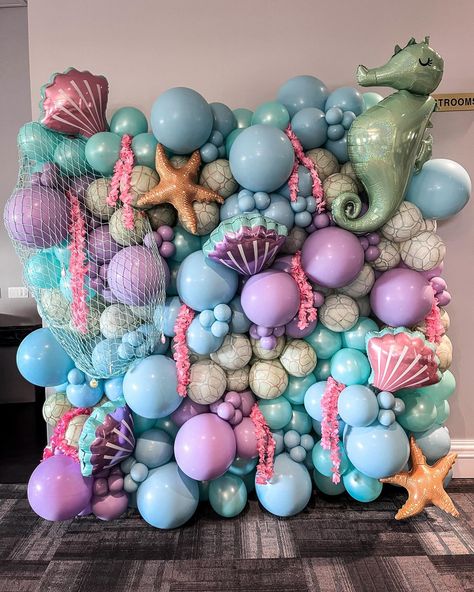 Mermaid Balloon Wall, Under The Sea Theme Party Decorations, Sea Animals Birthday Party Ideas, Ariel Balloons, Sea Balloon Decorations, Under The Sea Balloons, Mermaid Bid Day, Balloon Organization Ideas, Balloon Art Decorations