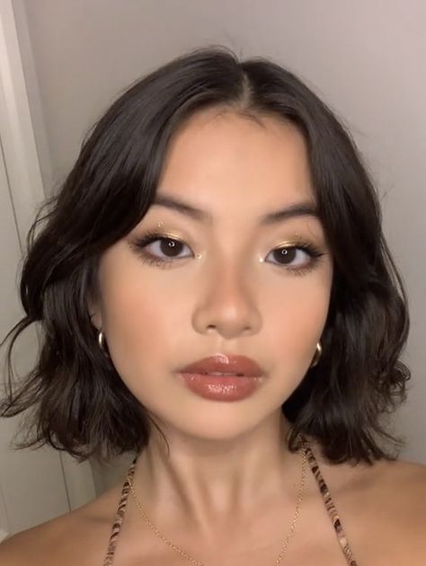 Short Hair With Black Dress, Short Wavy Haircuts Middle Part, Wavy Bob Hairstyles Round Face, Wavy Short Hair Round Face, Soft Wave Bob Hairstyles, Short Bob Hairstyles Middle Part, Short Hair Styles Elegant, Short Middle Part Hair Women, Short Hair Cuts For Women With Bangs Bob