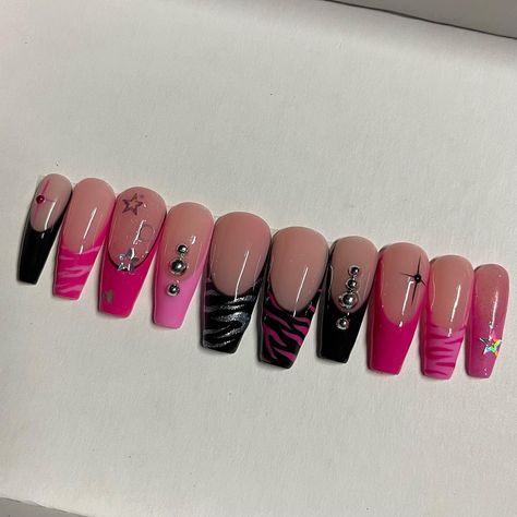 Spider Punk Nails, Draculora Inspired Nails, Draculaura Nails Ideas, Draculaura Inspired Nails, Hot Pink And Black Nail Designs, Pink Grunge Nails, Scene Nails Emo, Easy Nails Designs, Monster High Nails Short