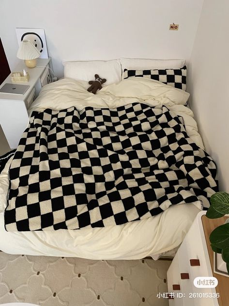 Checkered Room Aesthetic, Cool Bed Sheets, Checkered Bedding, Bedroom Inspiration Cozy, Calm Room, Theme Beds, Small Room Decor, Pinterest Room Decor, Microfiber Blanket