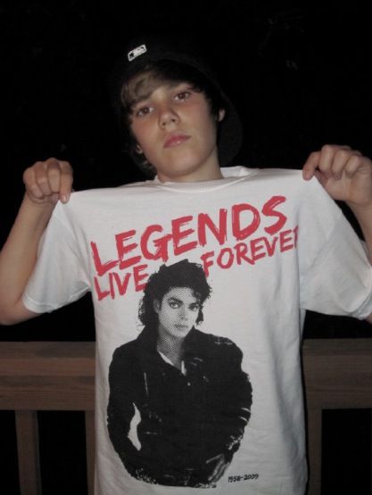 Justin-Bieber-Michael-Jackson-Shirt Justin Bieber Michael Jackson, Justin Bieber Icons 2010, Old Justin Bieber Aesthetic, Justin Bieber Pfp, Old Justin Bieber, Michael Jackson Icons, Justin Beaver, Justin Bieber 2009, Justin Bieber My World