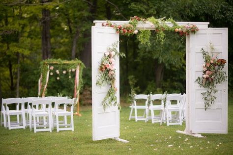 Vintage Wedding Inspiration Vintage Outdoor Weddings, Diy Outdoor Weddings, Wedding Doors, Bohemian Style Wedding, Rustic Wedding Chic, Bohemian Wedding Inspiration, Boho Inspiration, Wedding Ceremony Backdrop, Wedding Entrance