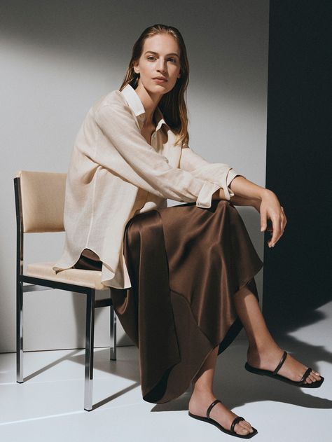 Massimo Dutti Women, Best Poses For Pictures, Minimal Chic, Romantic Dress, Neutral Outfit, Fashion Photoshoot, Fashion Shoot, Fashion Colours, Fashion Poses