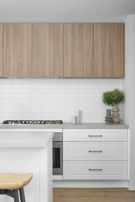 Kitchen White Splashback, Coastal Kitchen Splashback, White Tile Splashback Kitchen, White Splashback Kitchen, White Splashback Tiles, Kitchen Splashback Ideas Tiles, Subway Splashback, Caesarstone Primordia, White Tile Splashback